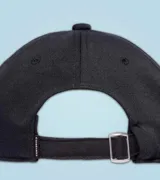 Gorra de béisbol color violeta con correa ajustable en la parte trasera.