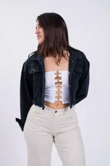 Campera de jean corta color negro con terminaciones desflecadas.