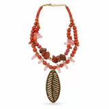 Collar corto de dos vueltas elaborado con piedras naturales en tonos rojos, naranjas y rosados, intercaladas con cuentas doradas y cristales. Cuenta con un dije central colgante en forma de hoja de metal dorado opaco con detalles grabados.