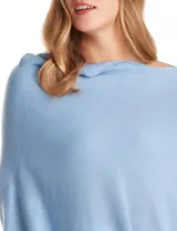 Poncho tejido de punto con diseño asimétrico y aberturas laterales para los brazos.