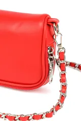 Bandolera negra con tapa, cierre de cremallera y correa de cadena plateada con detalles de cuero.