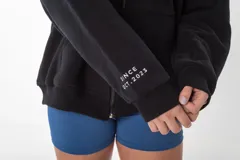 Campera con cierre frontal metálico, confeccionada en algodón pesado de alto gramaje. Presenta un diseño oversize con capucha, bolsillos tipo canguro y bordados minimalistas en el frente y en la manga.