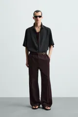 Camisa de corte relajado confeccionada en tejido con mezcla de modal, con cuello solapa, manga corta y cierre frontal de botones.