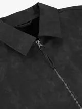 Campera de cuero sintético efecto gamuzado, color negro, con cuello camisero y cierre frontal metálico.