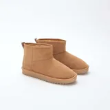 Botas cortas de estilo casual en color marrón, confeccionadas en ante sintético con interior forrado en piel sintética para mayor calidez. Presentan una suela plana de goma con relieve dentado y un tirador en la parte trasera.