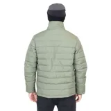 Campera acolchada verde militar con cuello alto y cierre con botones a presión. Tiene un bolsillo con solapa en el pecho y bolsillos laterales. Logo de la marca en etiqueta cosida en el pecho.
