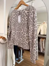 Buzo de cuello redondo y manga larga con estampado animal print de leopardo en tonos neutros.