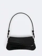 Cartera de hombro tipo baguette en color negro, con textura efecto cocodrilo y cierre de solapa. Cuenta con una correa ajustable con detalles metálicos.
