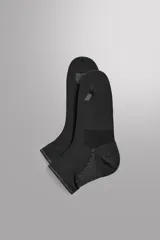 Pack de dos pares de calcetines deportivos de corte bajo, confeccionados en tejido técnico elástico con zonas de ventilación y refuerzos en talón y puntera.