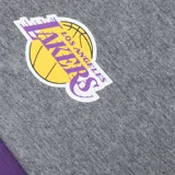 Short deportivo negro con cintura elástica ajustable con cordón, ribete rojo en el ruedo y logos estampados de los Chicago Bulls.