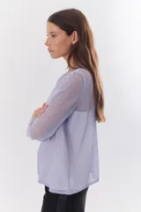 Sweater de tejido de punto calado color lila, con cuello en V y mangas largas.