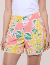 Short de calce relajado de rayón, con estampado floral en tonos celestes, naranjas y verdes. Cuenta con pretina lisa en el delantero y elástico posterior, bolsillos diagonales y pierna ancha.