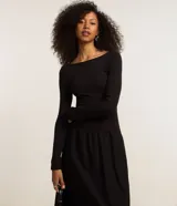 Vestido midi negro de rib con viscosa certificada, corte ajustado, escote U, manga larga, espalda abierta y pliegues.