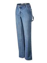 Pantalón de jean tiro alto y pierna recta, con diseño clásico de cinco bolsillos y cierre frontal con botón metálico.