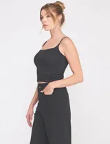 Top crop texturado color blanco, con escote recto y doble tirante fino.