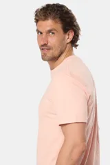 Remera básica de algodón color azul marino, de manga corta, con cuello redondo y logo bordado en el frente.