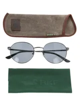 Lentes de sol unisex con armazón redondo de acero inoxidable reciclado en color negro y cristales polarizados grises con protección UV.