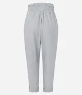 Pantalón baggy de sarga con diseño de rayas verticales, cintura alta elástica con lazo ajustable, bolsillos laterales y corte recto ligeramente cropped.