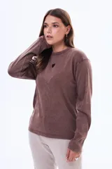 Remera de manga larga en color marrón con textura acanalada y un pequeño corazón bordado en el centro del pecho.