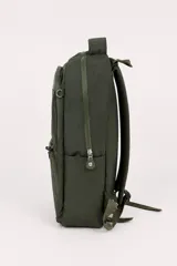 Mochila verde militar de poliéster, con múltiples compartimentos con cierre, bolsillos frontales, asa superior y tiras ajustables. Incluye una cartuchera en combo.