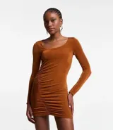 Vestido corto color marrón, de poliéster con elastano, con escote asimétrico, mangas largas y detalle fruncido lateral.