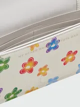 Cartera bandolera Marc Jacobs modelo The Mini Bag con estampado de margaritas de colores.