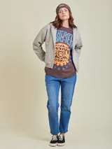 Canguro con cierre color gris topo, con capucha y logo bordado en el pecho.