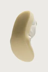 Zapatilla deportiva estilo barefoot fabricada en piel. Presenta un diseño de paneles combinados, puntera redondeada y ancha para mayor libertad de movimiento, plantilla OrthoLite extraíble y suela de goma fina en contraste.