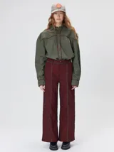 Pantalón sastrero de tiro medio, pierna ancha y corte recto, color bordó con finas rayas verticales y detalles de vivos a contratono en la pretina y el frente.