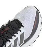 Championes Adidas Ultrarun 5 TR, color blanco con detalles en gris y negro.