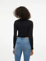 Remera de manga larga con cuello redondo, confeccionada en tejido rib elastizado con calce ajustado al cuerpo.