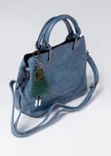 Cartera de mano azul con textura símil cuero, tres compartimentos con cierre, correa ajustable y llavero de regalo.
