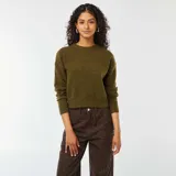 Sweater corto color verde oliva de tejido de punto suave con cuello redondo y mangas largas.