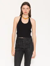 Top negro de tejido de punto con cuello halter y espalda descubierta.