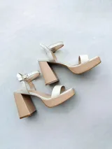 Sandalias de fiesta color beige y blanco, con plataforma y tacón cuadrado.