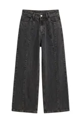 Pantalón de jean color gris oscuro con corte recto y costuras verticales decorativas en el frente.