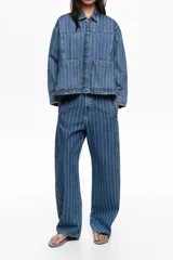 Pantalón de jean estilo balloon, color azul con diseño de rayas verticales finas en tono claro. Cuenta con tiro medio y corte amplio en las piernas.