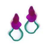 Par de aros colgantes con forma abstracta, compuestos por una pieza superior en color fucsia y una pieza inferior con forma de aro irregular en color verde.