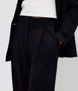Pantalón de corte recto confeccionado en punto roma con patrón de raya diplomática, color azul marino, de tiro medio y diseño estructurado.