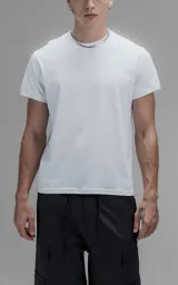 Remera de calce slim, confeccionada en jersey de algodón, con cuello redondo y mangas cortas con terminación en rib.