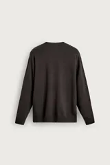Sweater de punto color negro con cuello redondo, manga larga y calce relaxed fit, confeccionado en hilatura de viscosa con acabado en rib.