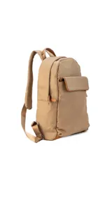 Mochila negra de tela impermeable con detalles en cuero sintético color marrón. Tiene un bolsillo grande frontal con broche, asas ajustables y faja para carry on.