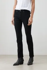 Pantalón negro de corte recto, tiro medio y bolsillos delanteros y traseros.