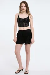 Bustier color borgoña con copas de satén y cuerpo de malla transparente con varillas verticales.