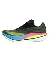 Championes de running Under Armour Velociti Elite 3, diseñados para carreras de larga distancia. Presentan una parte superior de tejido elástico en tonos oscuros con detalles en amarillo neón y blanco. La entresuela destaca por su diseño multicolor con capas en rosa, amarillo y azul, sobre una base blanca, incorporando placa de fibra de carbono para mayor retorno de energía.