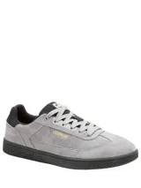 Championes Caterpillar de hombre, modelo Pause Retro T-Toe, de color gris. Confeccionados en gamuza con suela de goma negra y detalles en dorado con el nombre de la marca en el lateral.