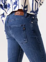 Pantalón de jean chupín azul medio, tiro medio y largo al tobillo.