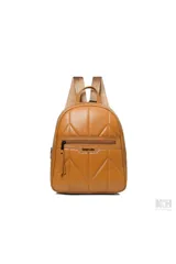 Mochila color marrón con diseño acolchado en forma de rombos, bolsillo frontal con cierre y compartimento interno.