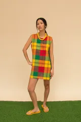 Vestido corto sin mangas con estampado a cuadros en tonos azul marino, rojo y blanco.