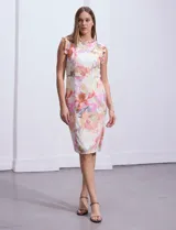 Vestido midi de crepe con estampado floral, cuello redondo con volados, sin mangas, cintura entallada y cierre invisible en la espalda.